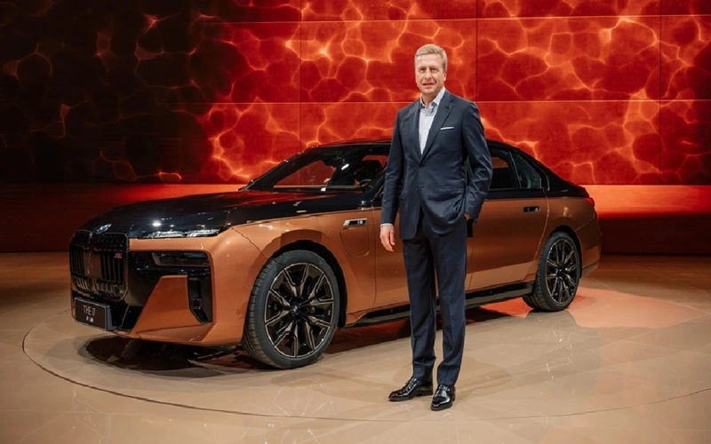 Глава BMW ушел в отставку после 35 лет работы в компании