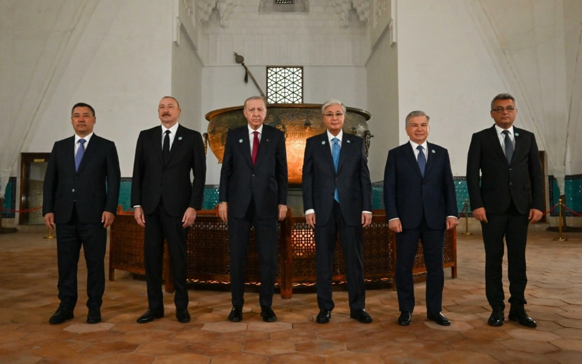 Қазақстан, Әзербайжан, Қырғызстан, Түркия және Өзбекстан президенттері Қожа Ахмет Ясауи кесенесіне зиярат етті 