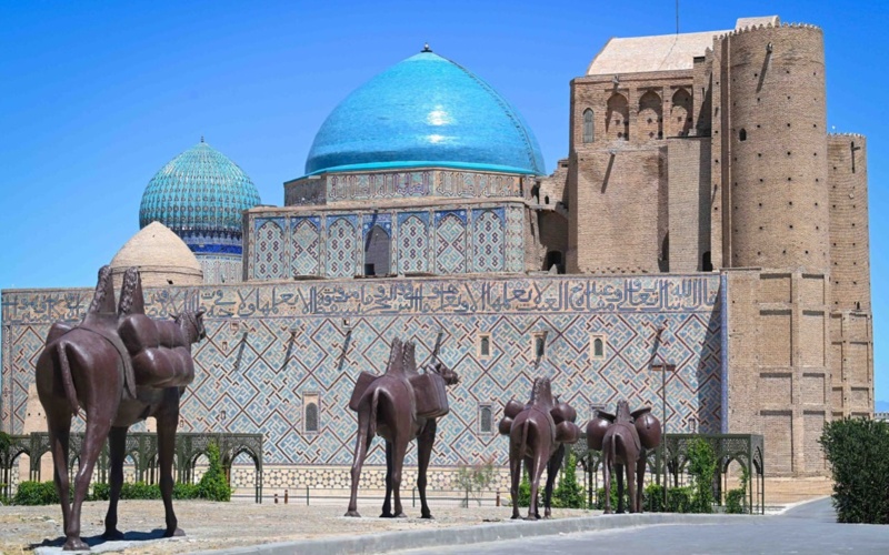 Presidents of Kazakhstan, Azerbaijan, Kyrgyzstan, T&uuml;rkiye, and Uzbekistan visit Yassawi Mausoleum