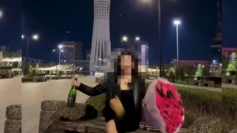 Астанада Бәйтерек маңында шампан шашқан блогерге айыппұл салынды