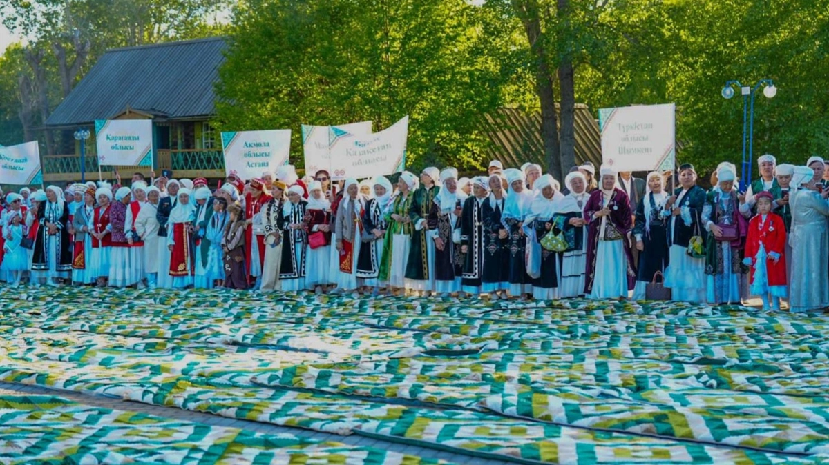 Өскеменде 800-ге жуық тігінші 2 шақырымдық құрақ көрпе төсеп, әлемдік рекорд орнатты 