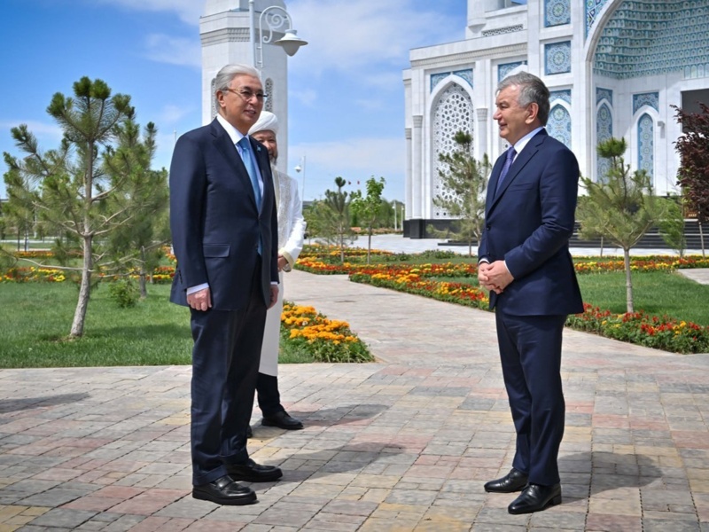 Kazakh, Uzbek presidents tour new mosque in Turkistan 