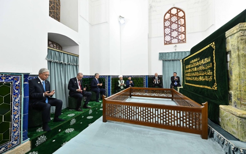 Presidents of Kazakhstan, Azerbaijan, Kyrgyzstan, T&uuml;rkiye, and Uzbekistan visit Yassawi Mausoleum