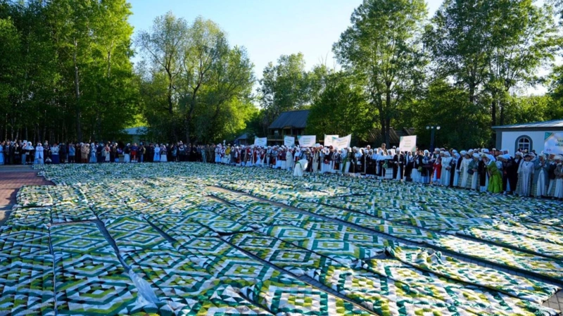 Өскеменде 800-ге жуық тігінші 2 шақырымдық құрақ көрпе төсеп, әлемдік рекорд орнатты 