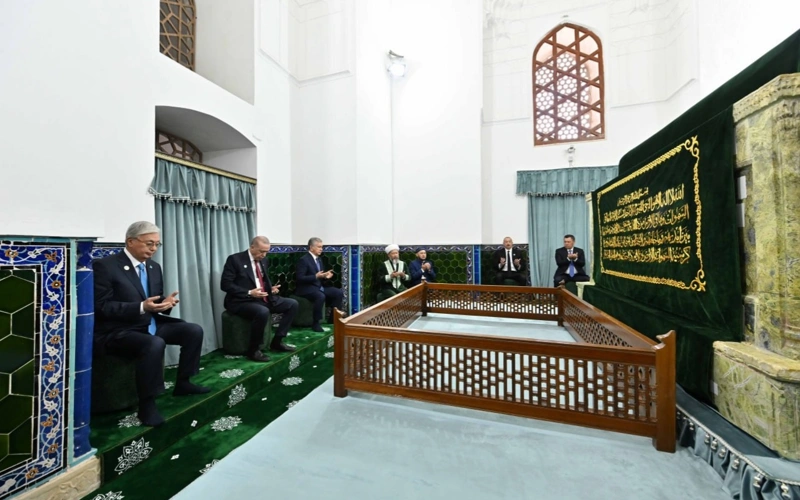 Қазақстан, Әзербайжан, Қырғызстан, Түркия және Өзбекстан президенттері Қожа Ахмет Ясауи кесенесіне зиярат етті 