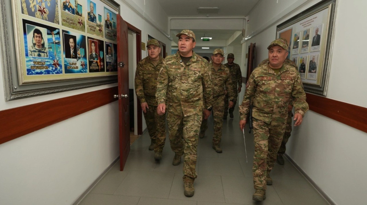 Чингис Аринов встретился с военнослужащими срочной службы воинской части в Акколе,