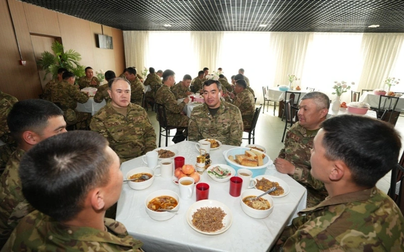 Министр по ЧС попробовал блюда солдатской кухни в Акколе