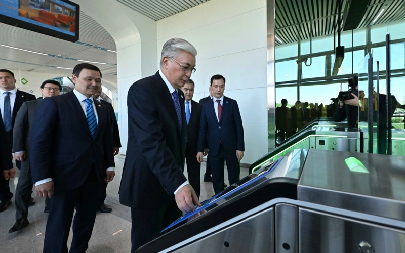 LRT жүйесінің алғашқы жолаушысы ретінде Президентке 001 сериялы карта берілді
