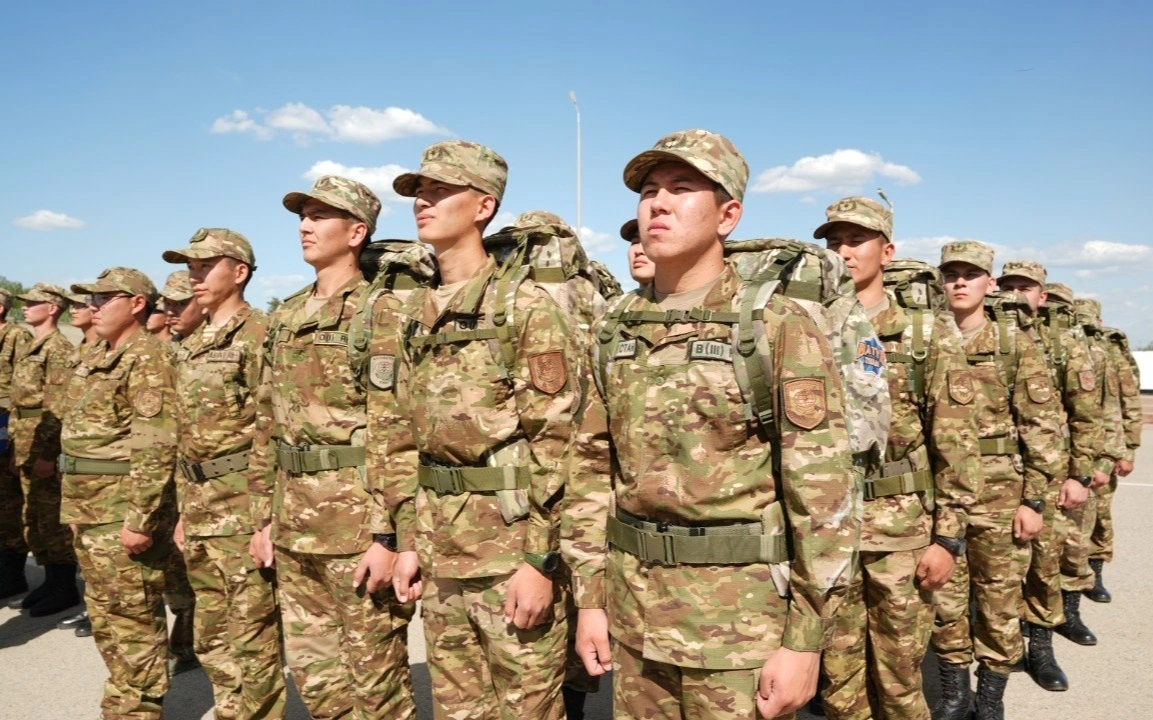 Чингис Аринов встретился с военнослужащими срочной службы воинской части в Акколе,
