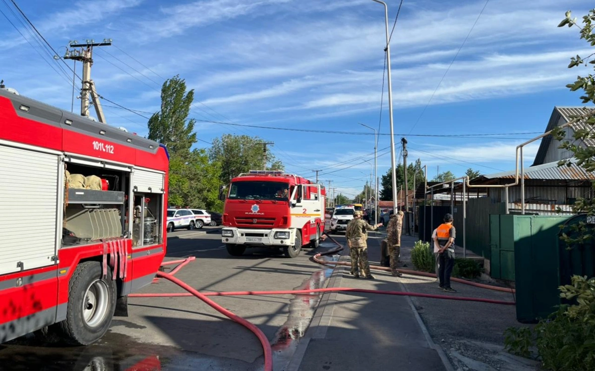 Сразу несколько домов загорелись рядом с АЗС в Талдыкоргане