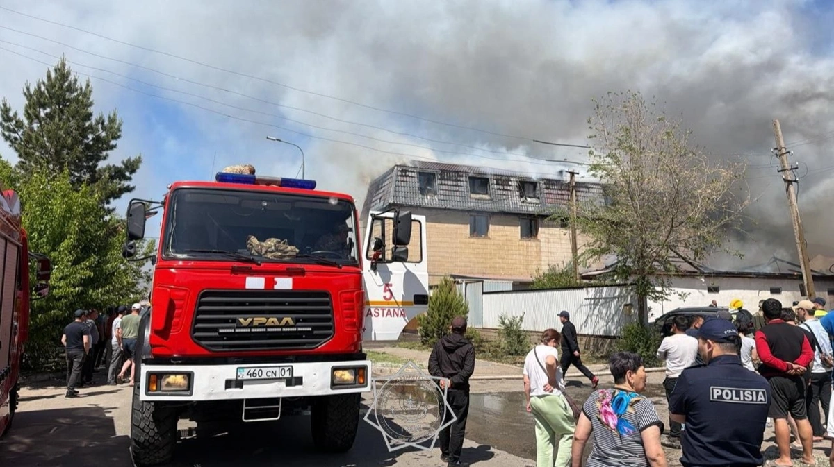 Пожар по повышенному рангу тушат спасатели в Астане
