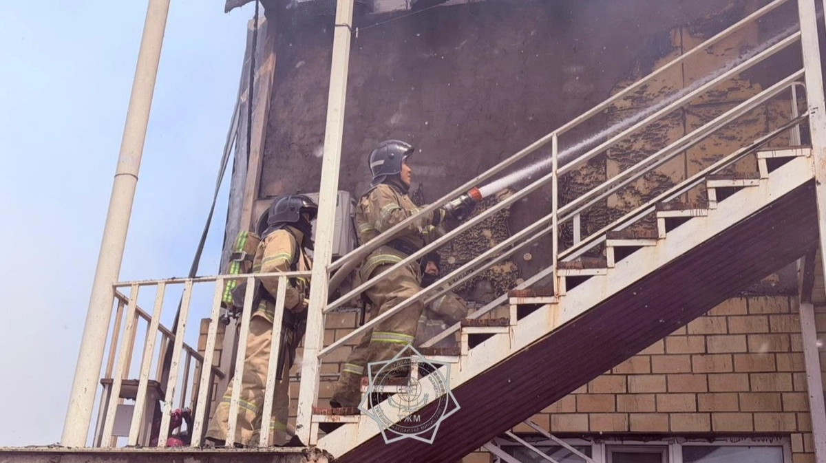 Пожар по повышенному рангу тушат спасатели в Астане