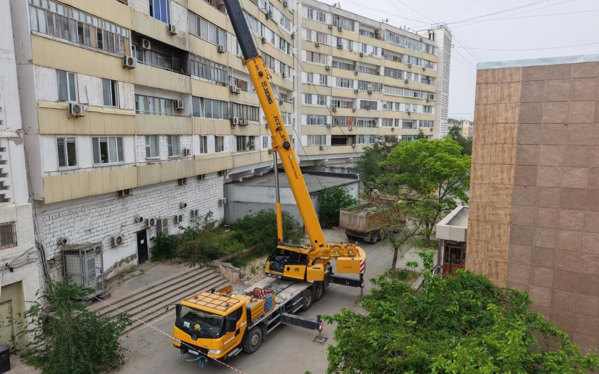 Aqtaýda kópqabatty úılerdiń shatyryndaǵy apatty qurylystar buzylyp jatyr 