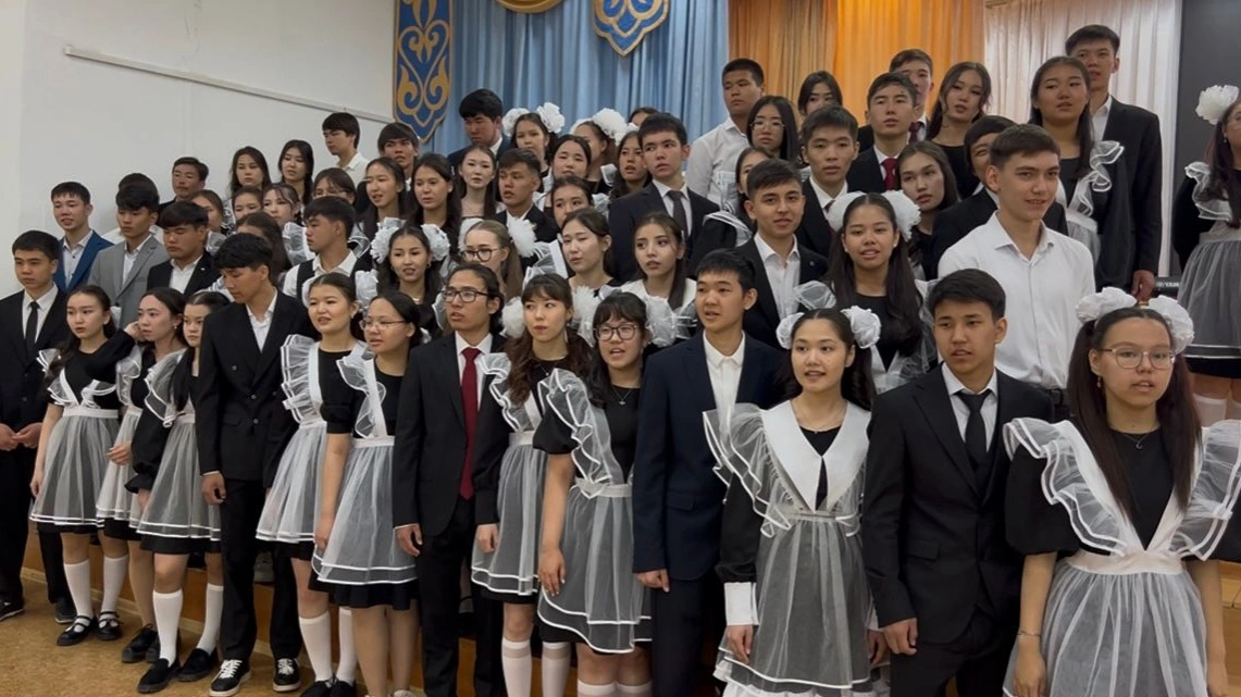 Ертіс-Баян өңірінің бес мыңнан астам түлегі &laquo;Ақ бантик&raquo; әнін шырқады