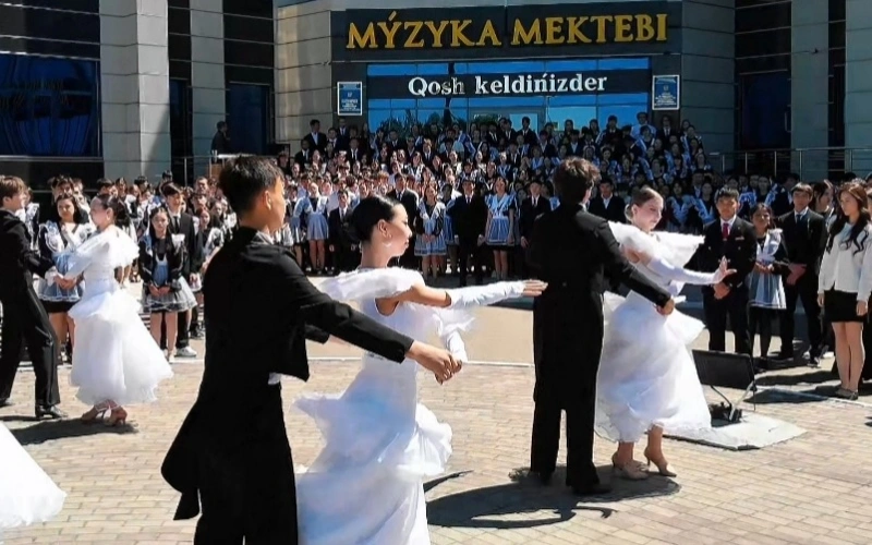 Ертіс-Баян өңірінің бес мыңнан астам түлегі «Ақ бантик» әнін шырқады 