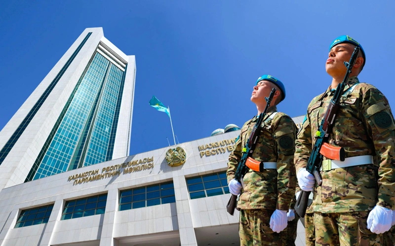Мәжіліс әскери қызметшілердің құқықтық жағдайын жетілдіретін заң жобасын қарайды