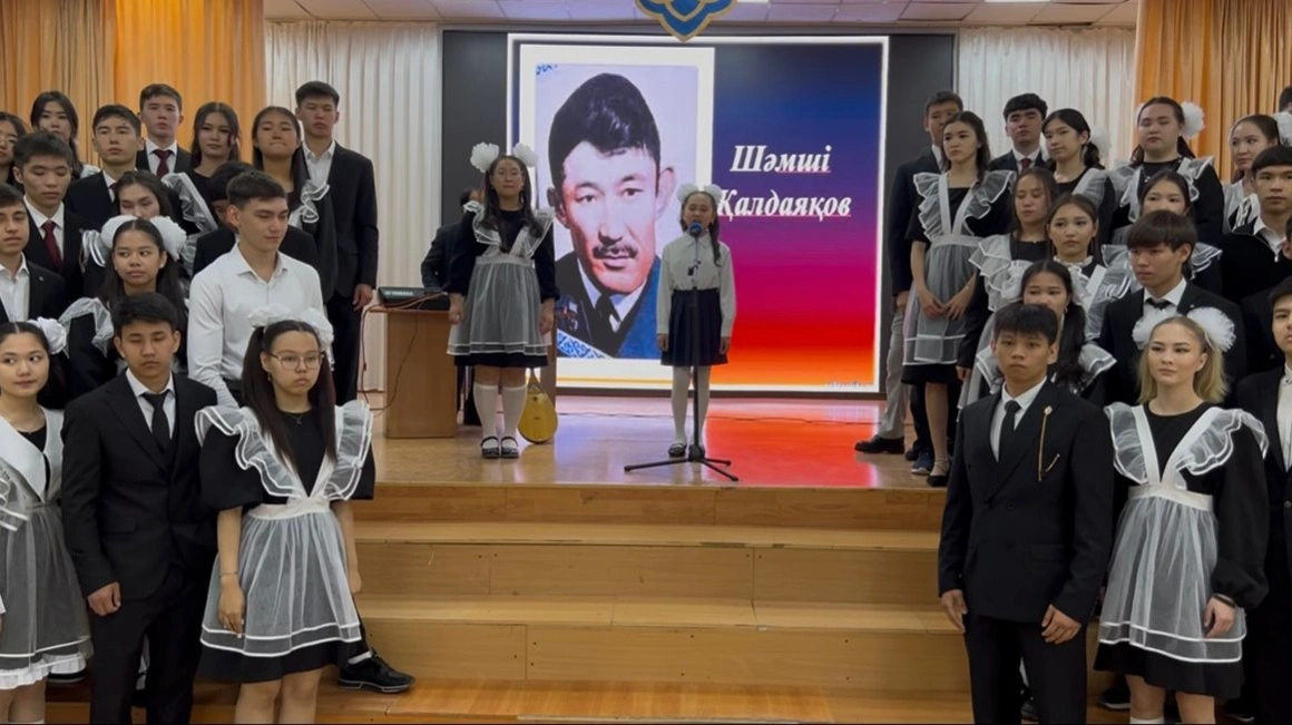 Ертіс-Баян өңірінің бес мыңнан астам түлегі &laquo;Ақ бантик&raquo; әнін шырқады