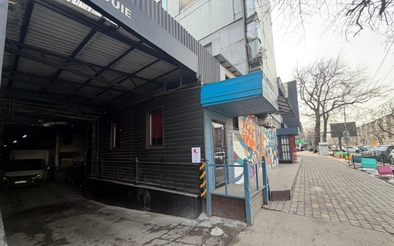 Незаконный объект сносят в центре Алматы