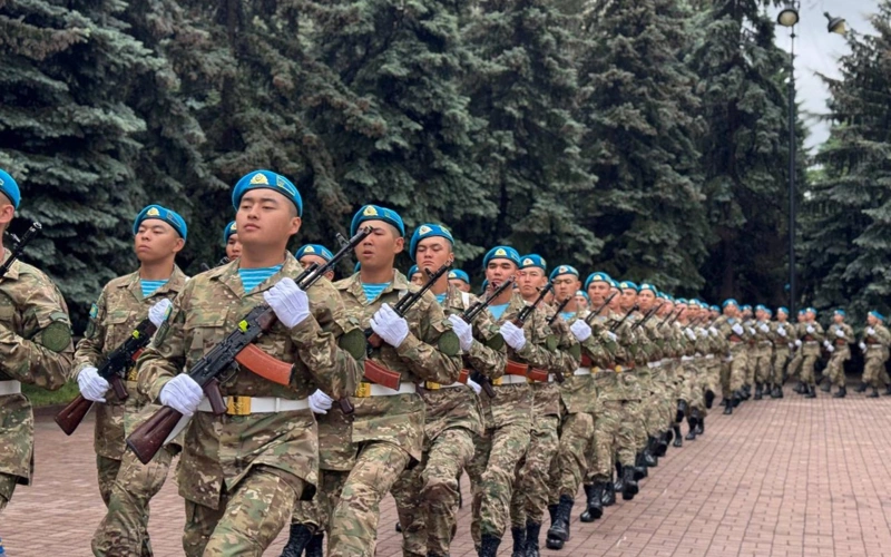 Elordadan shaqyrylǵan sarbazdar qandaı áskerı bólimderde boryshyn ótep júr