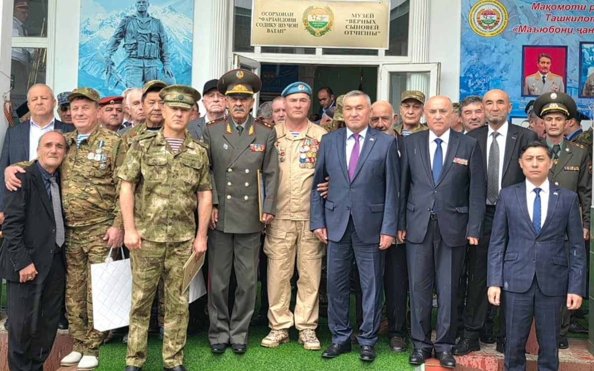 Памятный уголок казахстанским миротворцам открыли в Душанбе