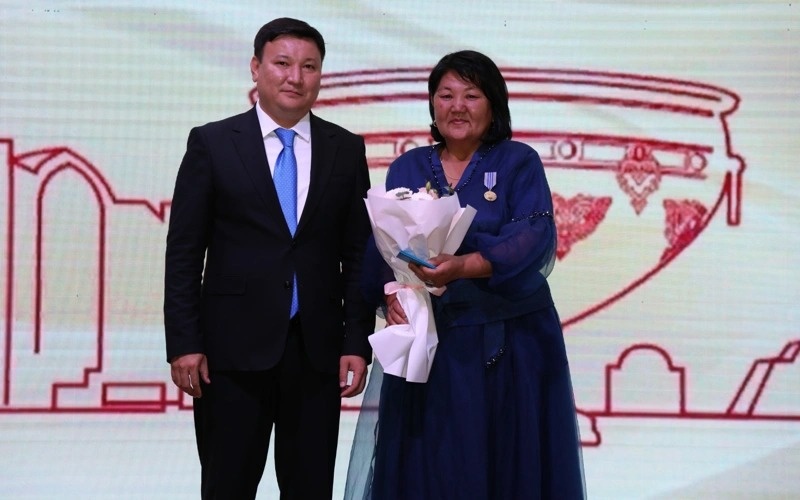 Culture and arts workers honored in Turkistan
