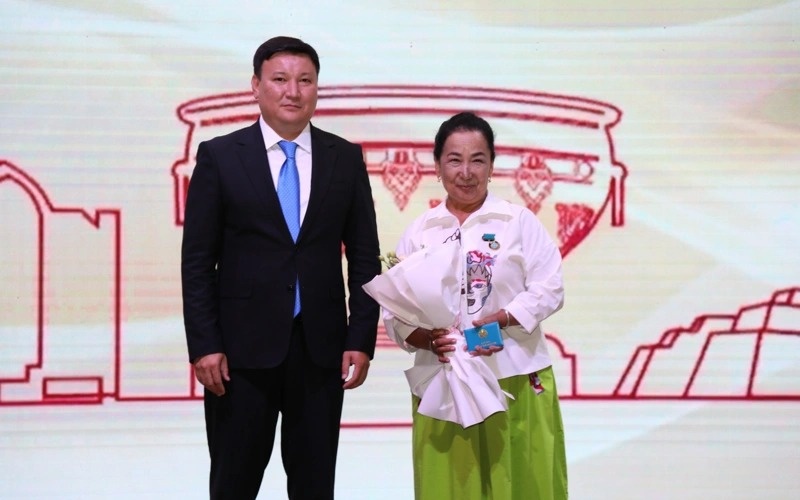 Culture and arts workers honored in Turkistan