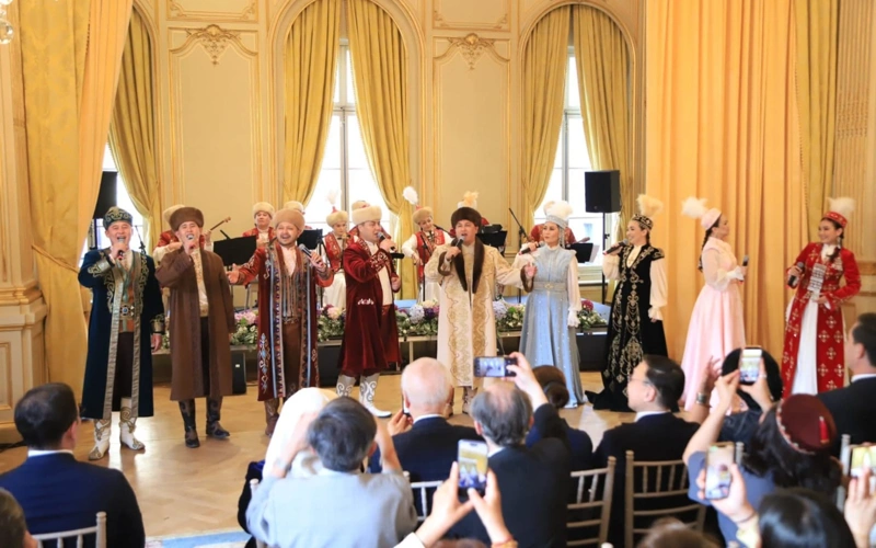 Құрманғазы мен Қорқыт күйлері, халық әндері: сырбойылық өнерпаздар Париж төрінде өнер көрсетті