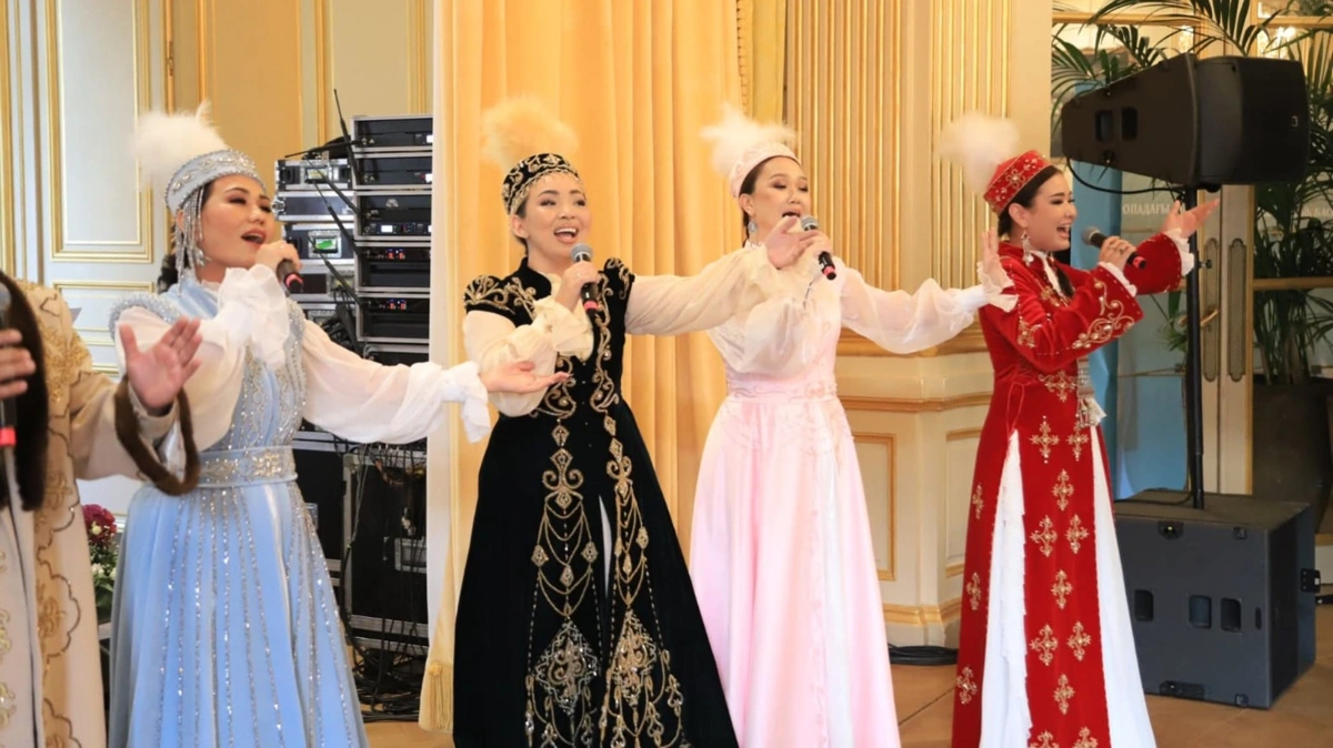 Құрманғазы мен Қорқыт күйлері, халық әндері: сырбойылық өнерпаздар Париж төрінде өнер көрсетті