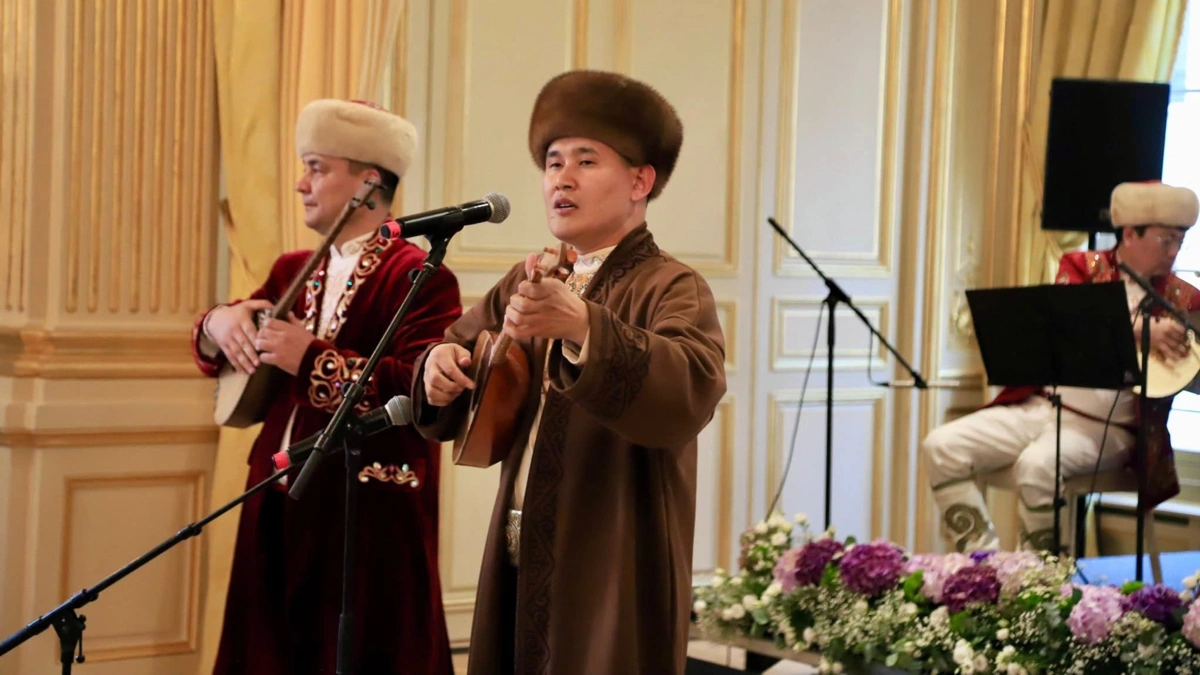 Құрманғазы мен Қорқыт күйлері, халық әндері: сырбойылық өнерпаздар Париж төрінде өнер көрсетті