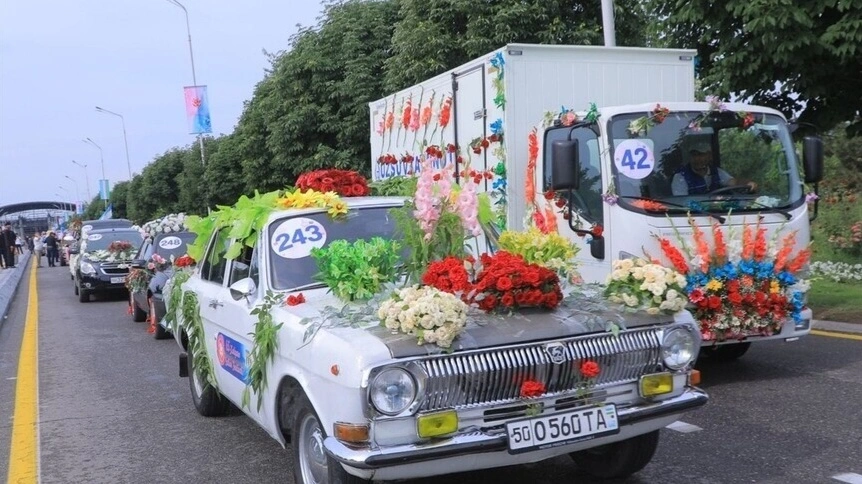 Ózbekstannyń Namangan qalasynda 65-shi halyqaralyq gúlder festıvali ashyldy