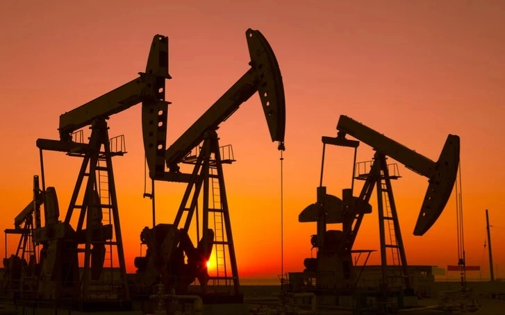 Цена нефти Brent опустилась ниже $99 впервые с 11 мая