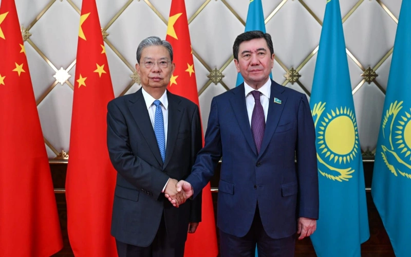 马吉利斯议长霍莎诺夫会见中国全国人大常委会委员长赵乐际