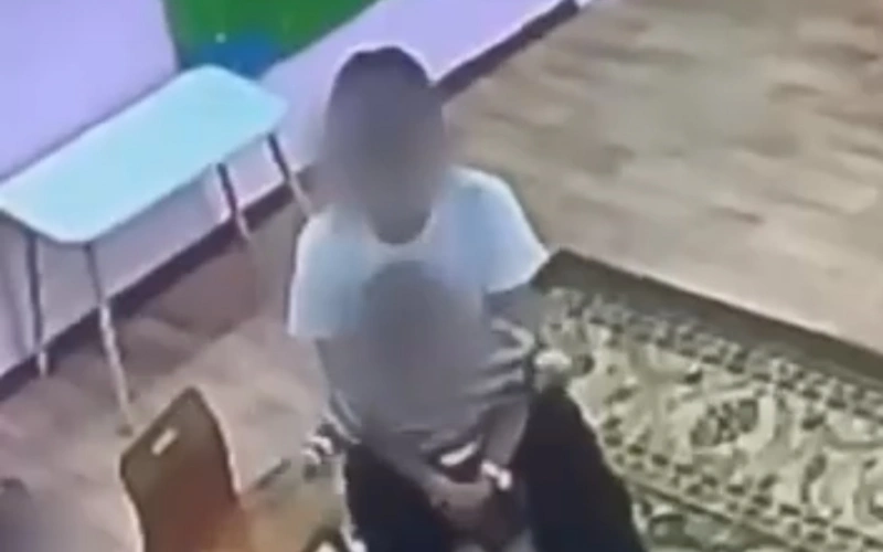 Воспитателя детсада уволили после жалобы родителей в Акмолинской области