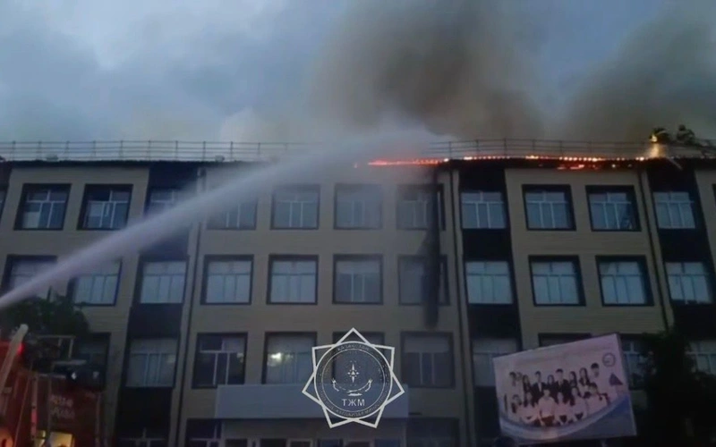 Спасатели локализовали пожар на крыше школы в Аркалыке