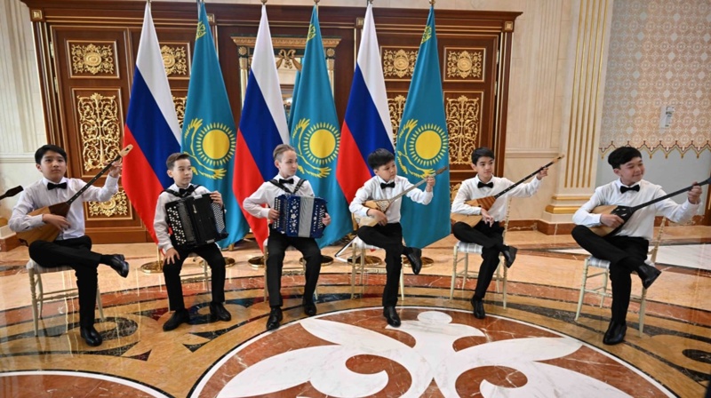 Young musicians greet Russian President at Astana Airport 
