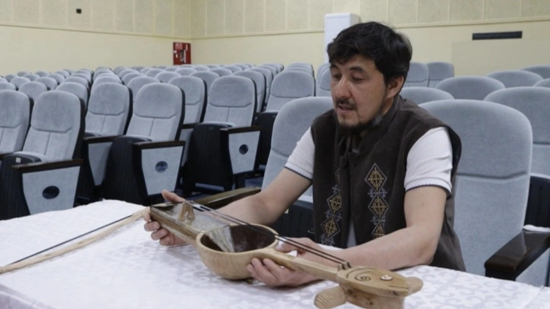 Атырауский мастер изготовил кобыз из рыбьей кожи