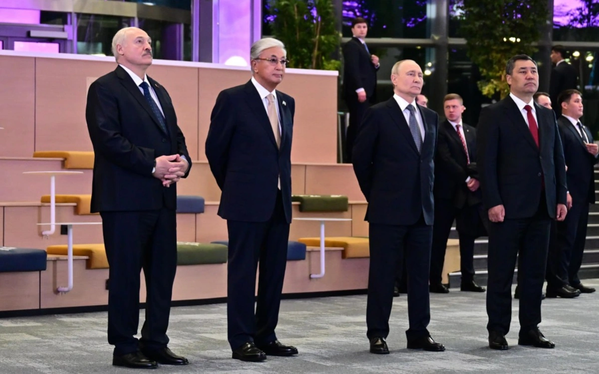 ЕАЭО-ға мүше мемлекеттер басшылары Еуразия экономикалық форумы аясындағы көрмені тамашалады