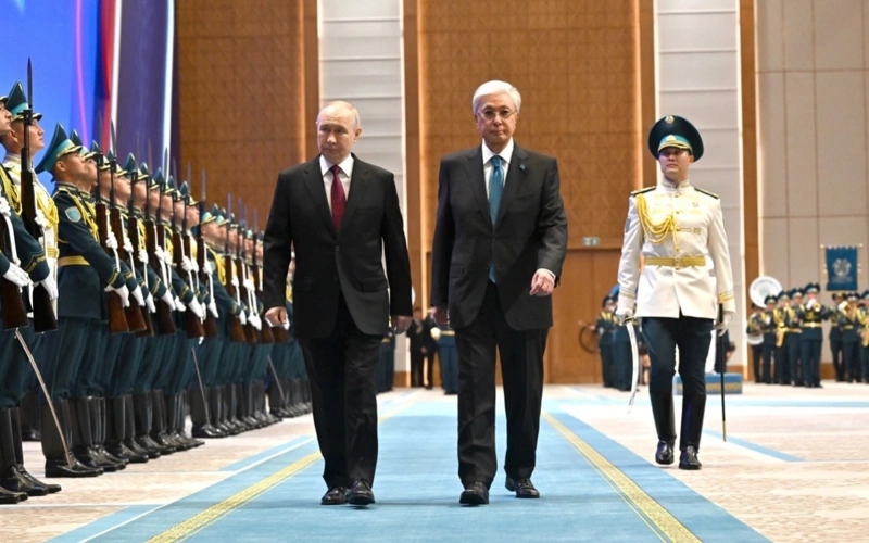 Қасым-Жомарт Тоқаев Тәуелсіздік сарайында Ресей Президентін қарсы алды