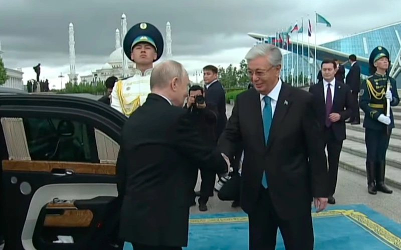 Владимир Путин прибыл во Дворец Независимости в Астане