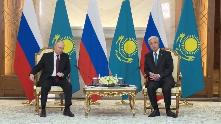 Касым-Жомарт Токаев и Владимир Путин провели переговоры в узком составе Касым-Жомарт Токаев и Владимир Путин провели переговоры в узком составе