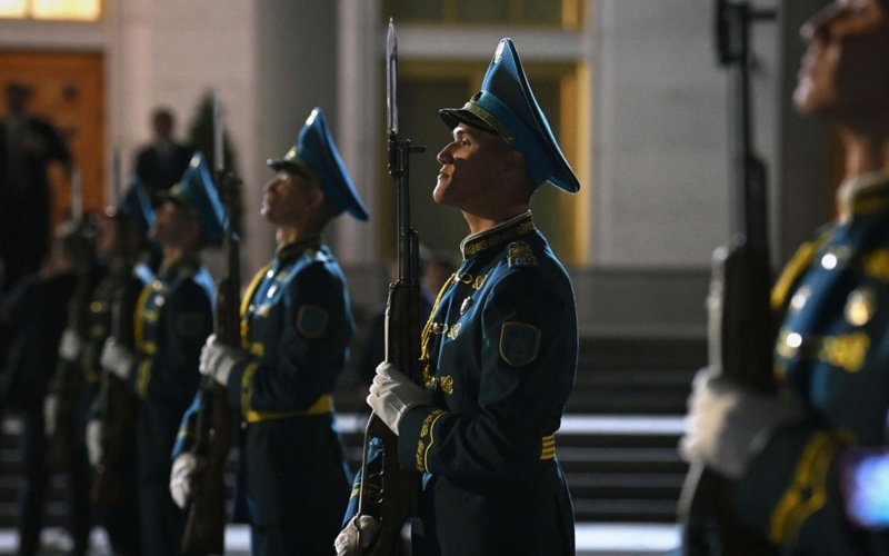 Kassym-Jomart Tokayev bids farewell to Vladimir Putin at Astana airport