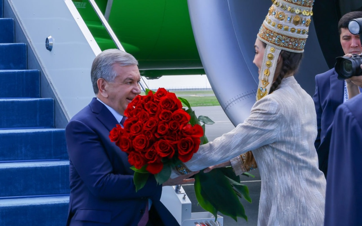 Uzbek President Shavkat Mirziyoyev arrives in Astana