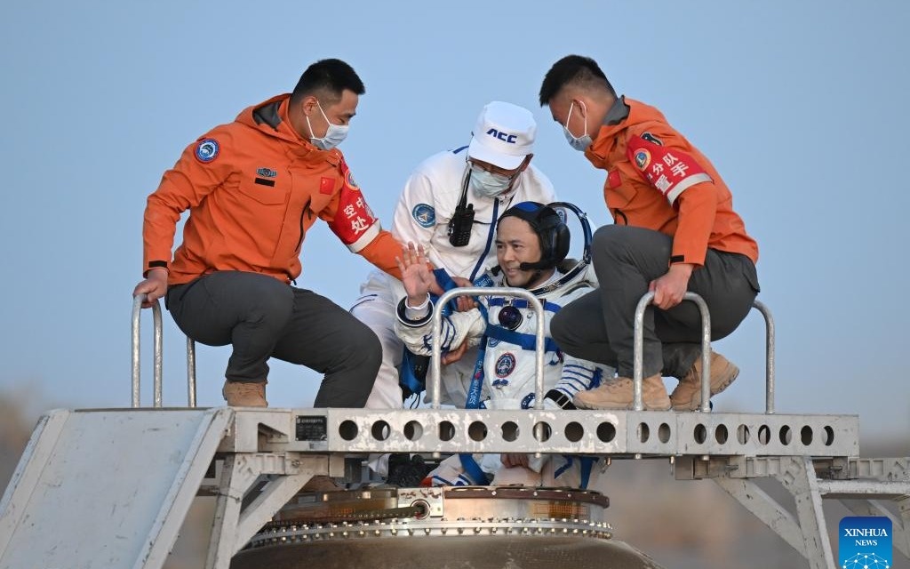 China’s Shenzhou‑21 crew returns safely after record 210 days in orbit