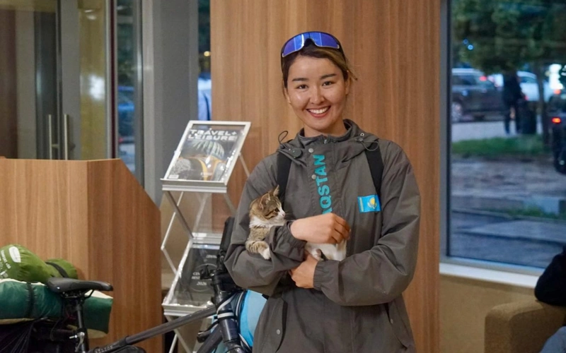 Қазақстанды велосипедпен аралап жүрген саяхатшы Алматыға жетті