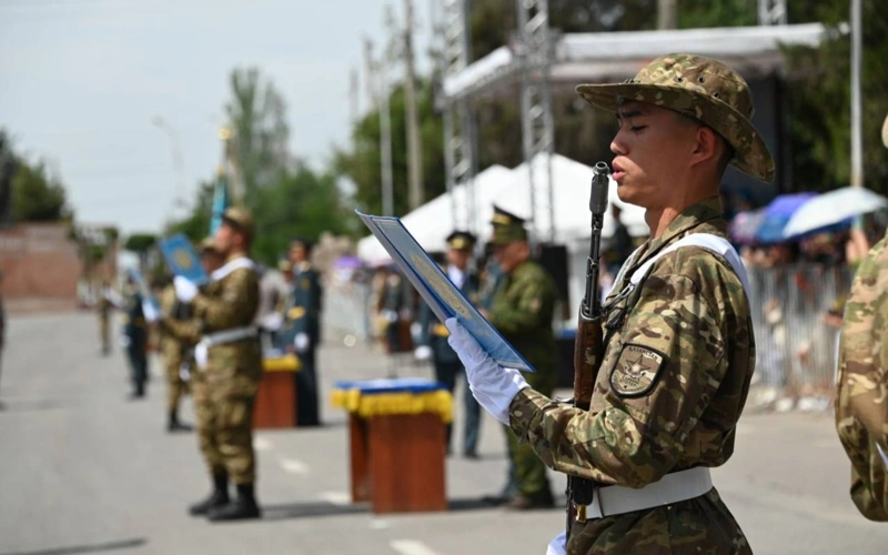 Құрлық әскерлерінде үш мыңнан аса сарбаз Отанға адал болуға ант берді