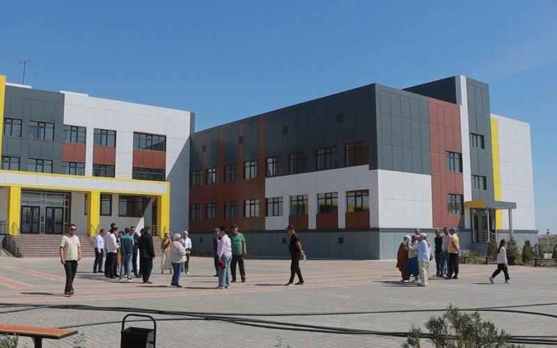 Атырауда 4 млрд теңгеге салынған, әлі ашылмаған мектептің сылағы түсіп жатыр