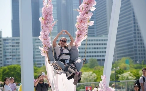 Foreign tourist arrivals in Seoul surge in April