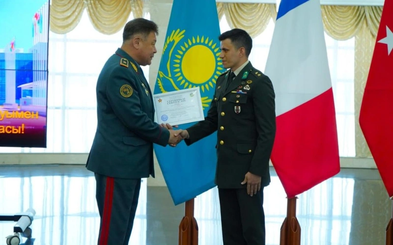 Шет мемлекеттердің әскерилері тілдік курстарды аяқтағаны туралы сертификат алды