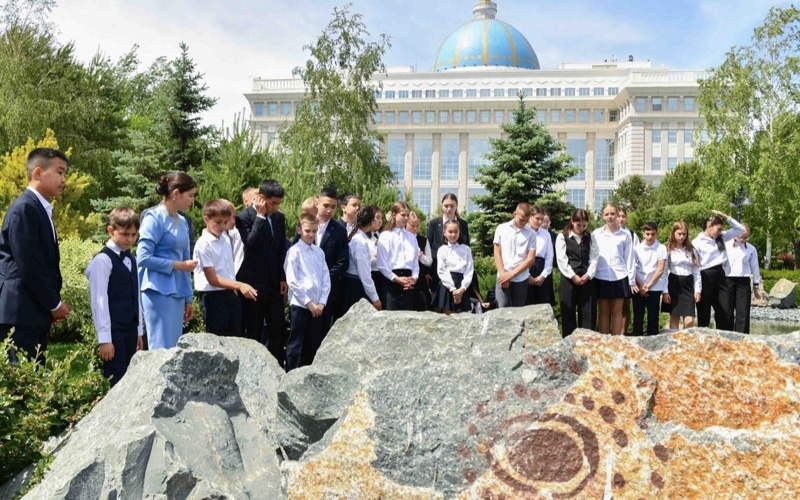 100 schoolchildren from across Kazakhstan take tour of Akorda Presidential Palace 