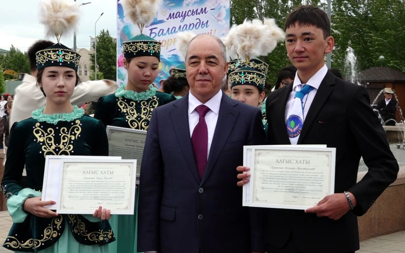 БҚО-да 90 оқушыға 120 мың теңгелік қаржылай сертификат табысталды